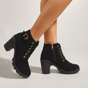 CUTE chunky heeled boots NEVER worn I bought a size 5.5 and I am a size 7 😹